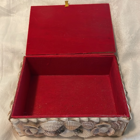 70’s Vintage Seashell Covered Jewelry & Trinket Box w Flocked Red Inside & Under - Picture 9 of 10